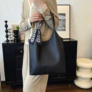 Borsa a secchiello minimalista in pelle martellata nera con logo e foulard a scacchi