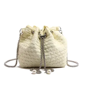 Sac seau plissé beige chic avec chaîne argentée et détails de perles élégantes