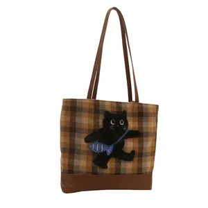 Sac fourre-tout à carreaux marron avec broderie chat et patch poisson bleu sur fond blanc