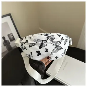 Vue détaillée du sac de poitrine blanc à motif papillon avec bandoulière réglable