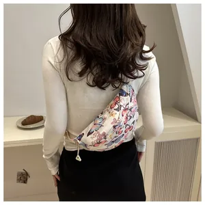 Sac banane blanc à imprimé papillons avec bandoulière réglable porté en bandoulière
