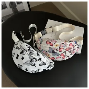 Détail de sacs banane tendance à imprimé papillon avec sangles en nylon blanc réglables