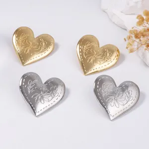 Pendientes de corazón vintage con grabado floral y patrón solar en oro y plata