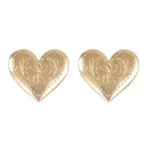 Pendientes de corazón dorado retro con grabados florales elegantes y diseño para mujer