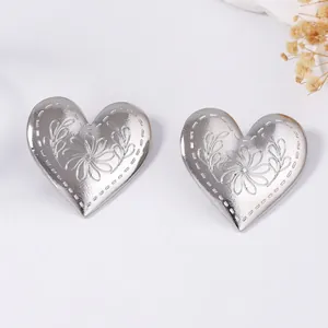 Pendientes de corazón plateados vintage con relieve floral y textura de metal retro