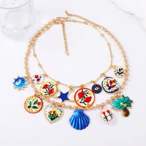 Collier doré multi-rangs avec pendentifs coquillages, étoiles de mer et fleurs