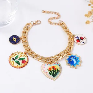 Collier à grosse chaîne dorée avec cinq pendentifs floraux en émail coloré pour femme