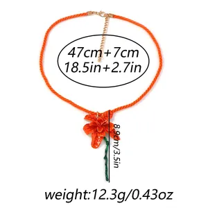 Detailansicht der roten Lilien-Emaille-Kette mit 47cm Länge und Maßen im Überblick