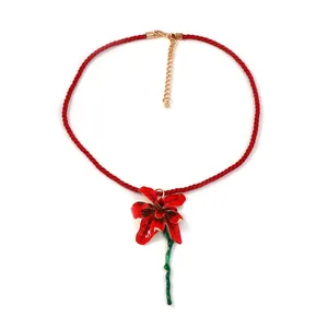 Minimalistischer roter Emaille-Blumenanhänger an geflochtener Kette mit Goldverschluss