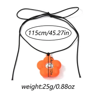 Détail du long collier cordon noir avec grand pendentif fleur 3D orange et ses dimensions