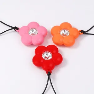 Trois colliers à fleurs minimalistes avec centre en cristal en rose, orange et rouge