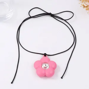 Collier à pendentif fleur 3D rose avec diamant central et nœud en cordon noir