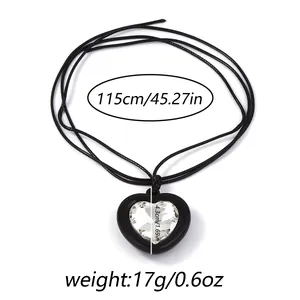 Vue détaillée du pendentif cœur avec cordon noir de 115cm et dimensions précises
