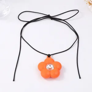 Collier à cordon noir minimaliste avec pendentif fleur orange 3D et centre scintillant