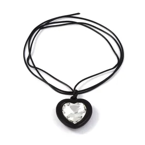 Collier cœur minimaliste avec cordon en cuir noir et pendentif en cristal de zircon clair