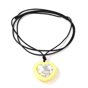 Détail du collier pendentif cœur en zircon avec cordon en cire noire à plusieurs brins