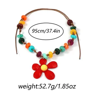 Dettaglio della collana di perline colorate con pendente a fiore e specifiche tecniche