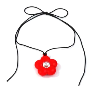 Collier à pendentif fleur rouge minimaliste avec cristal et cordon noir noué