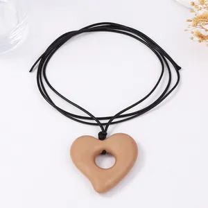 Collier avec pendentif cœur minimaliste et zircon sur cordon noir, finition mate