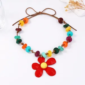 Collana boho con perline colorate, ciondolo a fiore rosso e cordino regolabile