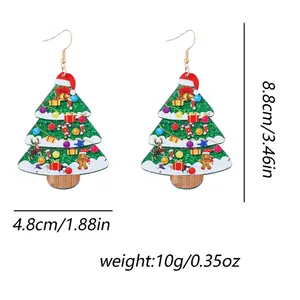 Detailansicht der bunten Acryl-Weihnachtsbaum-Ohrringe mit den Maßen 8,8 cm mal 4,8 cm