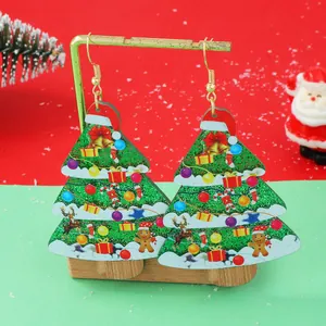 Minimalistische grüne Acryl-Weihnachtsbaum-Ohrringe mit Festmustern und goldenen Haken