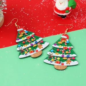 Makro-Detail von Acryl-Weihnachtsbaum-Ohrringen mit festlichem Rentier und Glitzermuster