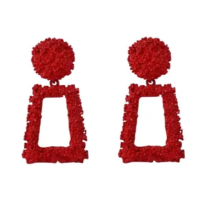 Boucles d'oreilles rétro géométriques en alliage rouge avec texture florale en relief