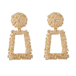 Détails des boucles d'oreilles dorées avec une texture de lave gaufrée au style vintage