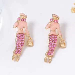Orecchini a perno dorati con design donna in smalto rosa e strass scintillanti