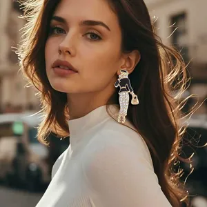 Orecchini a Bottone Vintage in Lega e Smalto con Figura di Donna Elegante con Cappello e Strass per Donna Gioielli di Moda