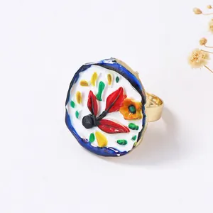 Künstlerischer goldener Ring mit weißem Emaille-Blumenmuster und Vintage-Design