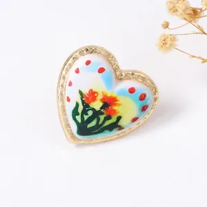 Vintage Blumenring in Herzform aus Legierung mit buntem Emaille-Inlay auf weißem Grund