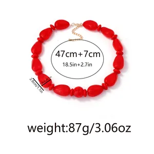 Detalle de collar de cuentas rojas con medidas de 47cm de largo y tamaño de las cuentas