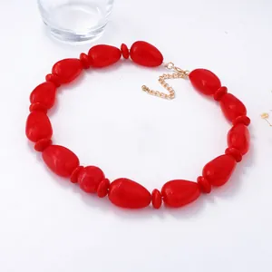 Collar minimalista de grandes cuentas rojas geométricas con cadena dorada para mujer
