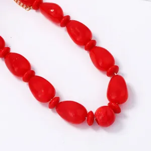 Collar minimalista de cuentas rojas ovaladas brillantes con cierre dorado de lujo