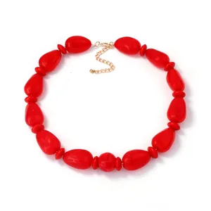 Collar rojo llamativo con cuentas geométricas grandes y cadena metálica dorada de moda