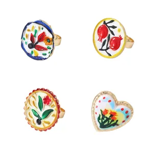 Set mit vier verstellbaren Vintage-Ringen aus Legierung mit bunten Blumen-Emaille-Mustern