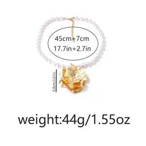 Détail du grand pendentif fleur dorée avec perles et spécifications de dimensions