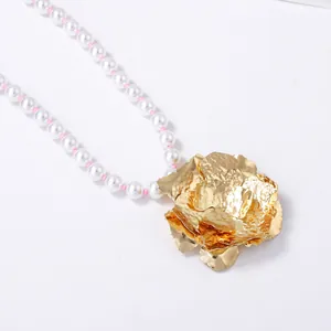 Collier de perles blanches avec pendentif grande fleur en métal doré et perles roses