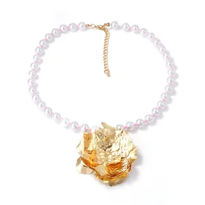Collier de perles élégant avec grand pendentif fleur en métal doré et perles roses