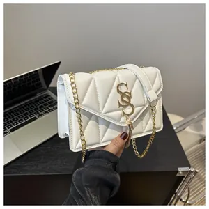 Detailansicht der weißen Stepptasche mit goldener Kette und doppeltem S-Metallverschluss