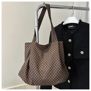 Détail de l'imprimé géométrique marron sur un grand sac cabas en toile suspendu