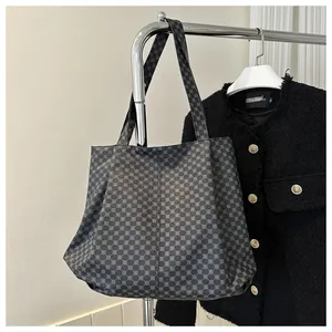 Vue détaillée du grand sac cabas imprimé avec motif géométrique et large bandoulière