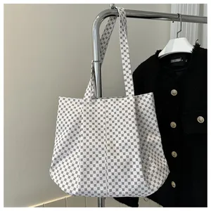 Détail d'un grand sac cabas imprimé avec motifs géométriques et anses longues