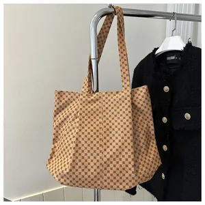 Détail d'un grand sac cabas vintage à motif géométrique suspendu sur un support