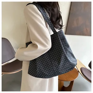 Détail du sac cabas vintage avec motif circulaire géométrique sur tissu gris foncé