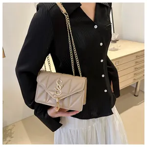 Detail der beigen Stepptasche mit goldenem SS-Logo und metallischer Quaste