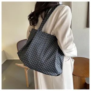 Détail d'un grand sac cabas vintage avec imprimé géométrique porté par un mannequin