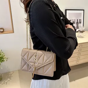Schicke beige gesteppte Kettenumhängetasche mit goldenem SS-Logo und Quaste